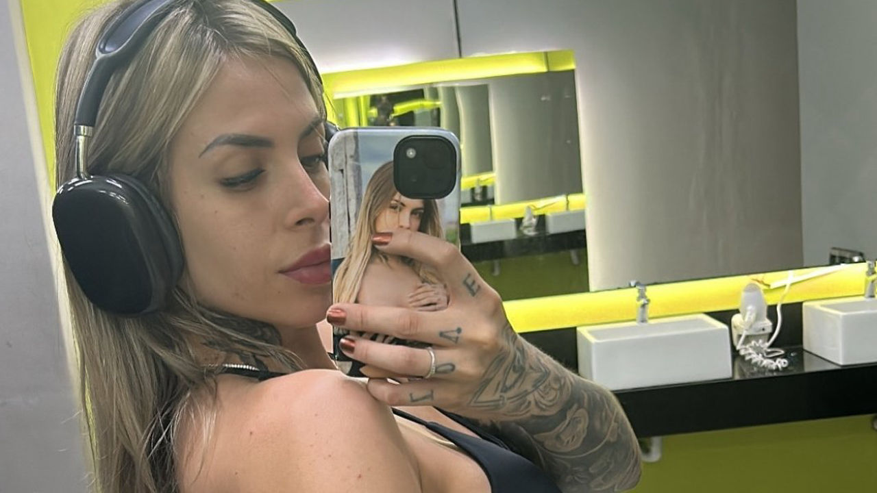 Dj loira trasando com o amigo