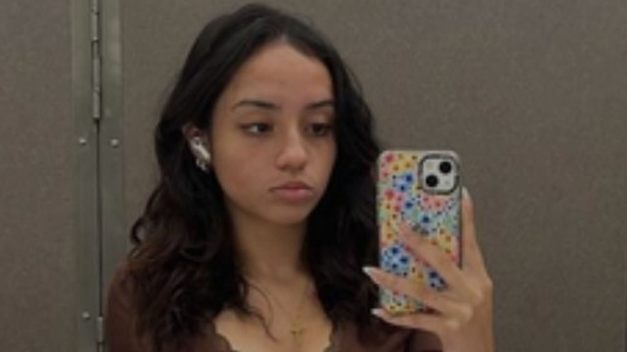 Colombiana fazendo uso de seu brinquedo