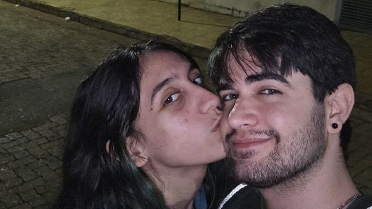 Safada dando de 4 pro marido