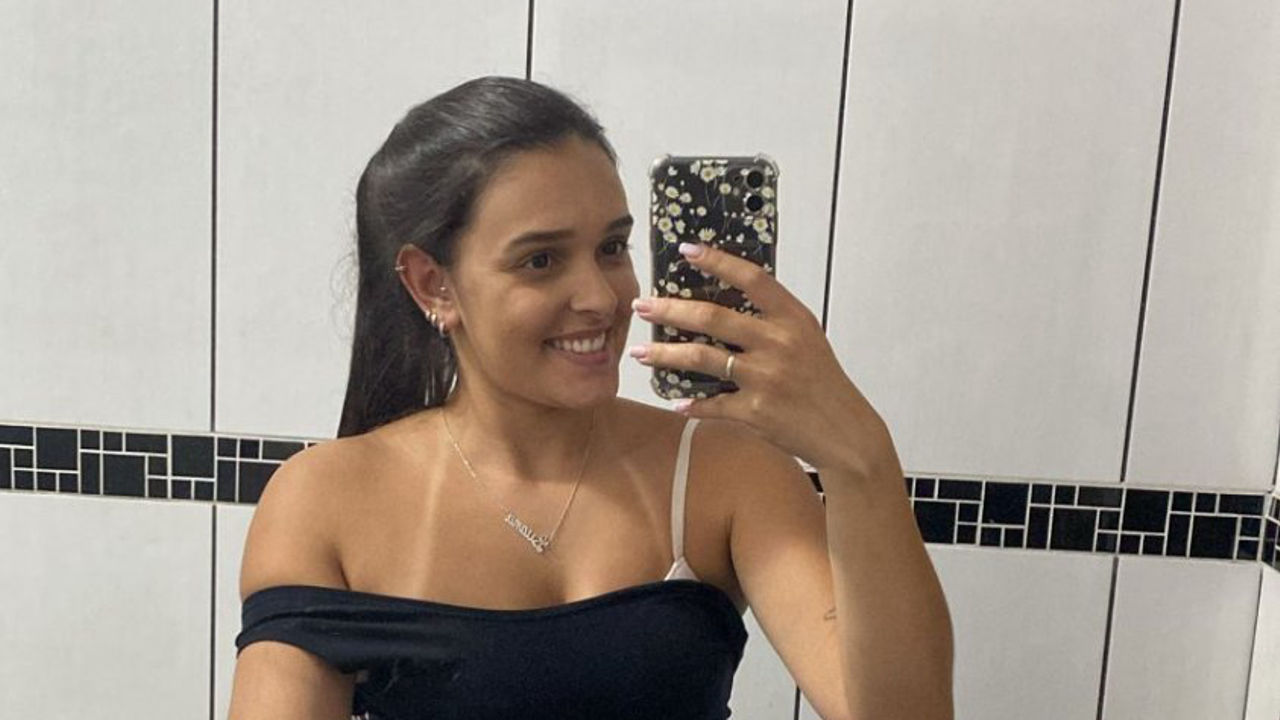 Gravou comendo a amiga do trabalho