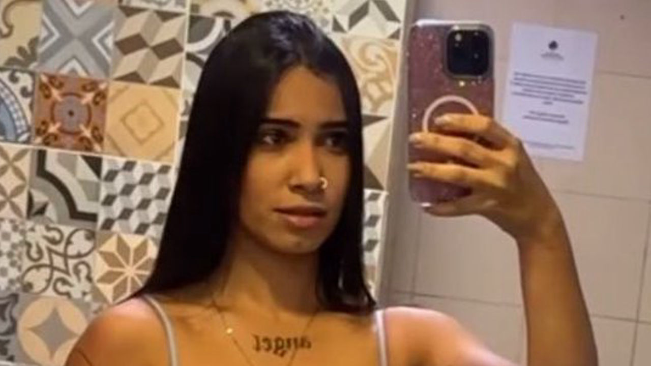 Novinha morena gata demais peladinha e fudendo gostoso