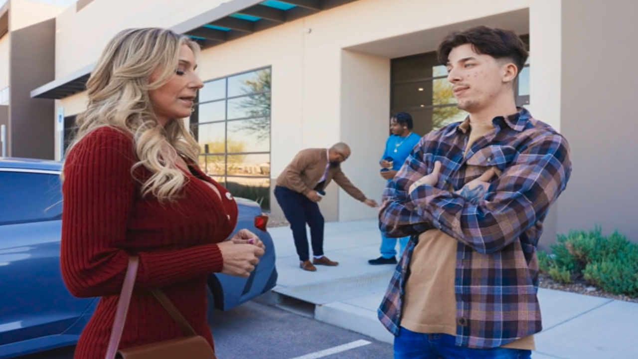 Brazzers – Ainslee – Madura Demais Para Garotos da Faculdade