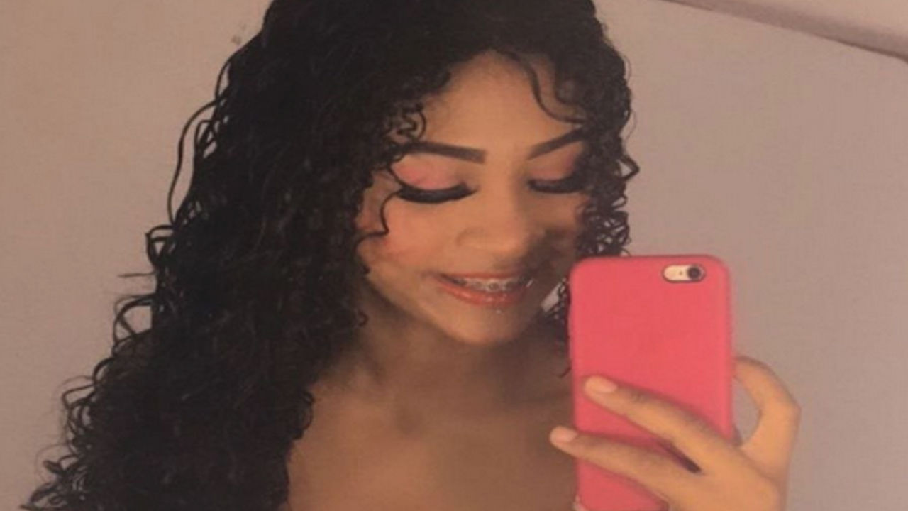 Cacheada muito gostosa com seu namorado