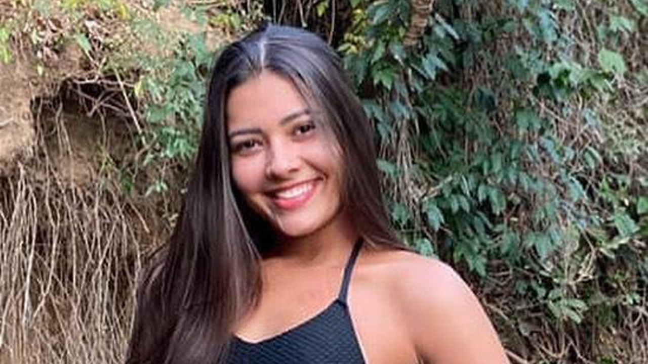 Gostosa deliciosa se exibindo