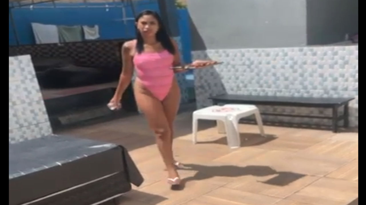 Festa na piscina com as novinhas