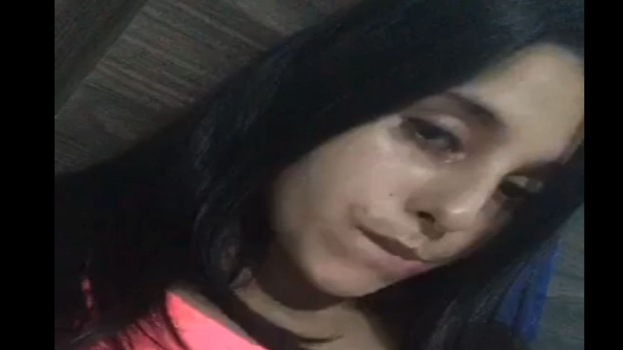 Gata mostrando o corpo em live