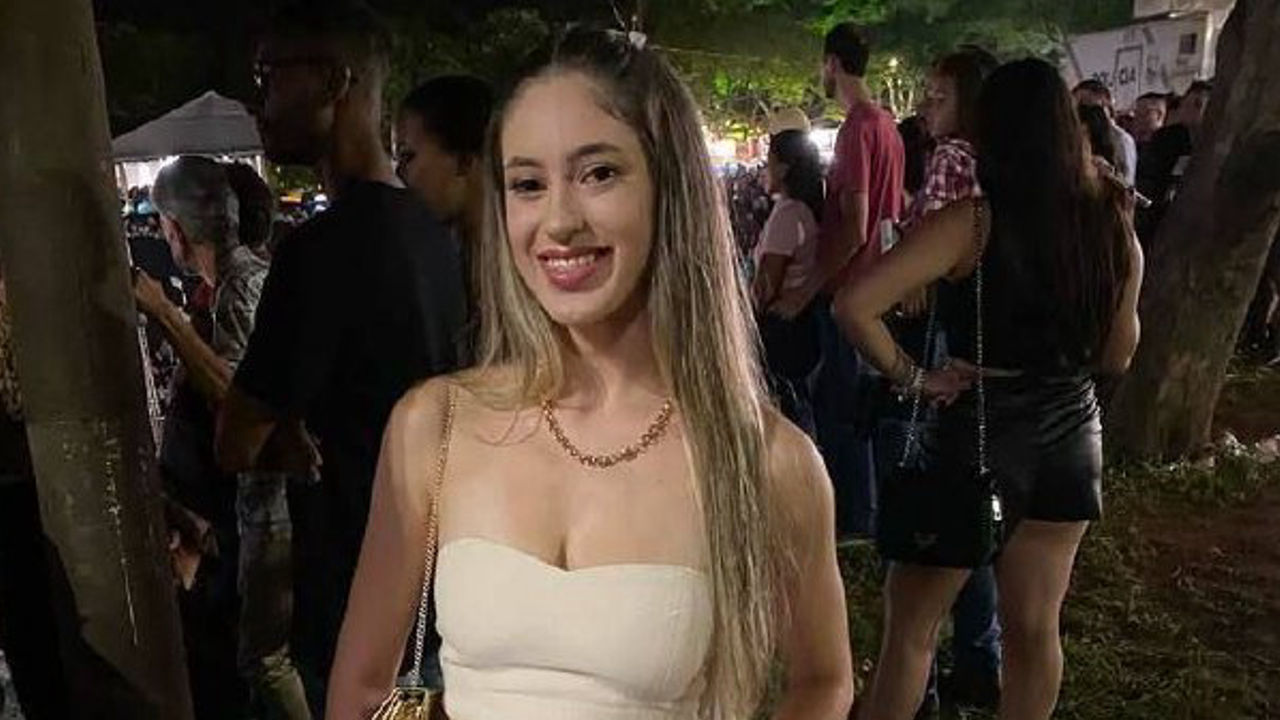 Casada loirinha traindo com o amigo do corno