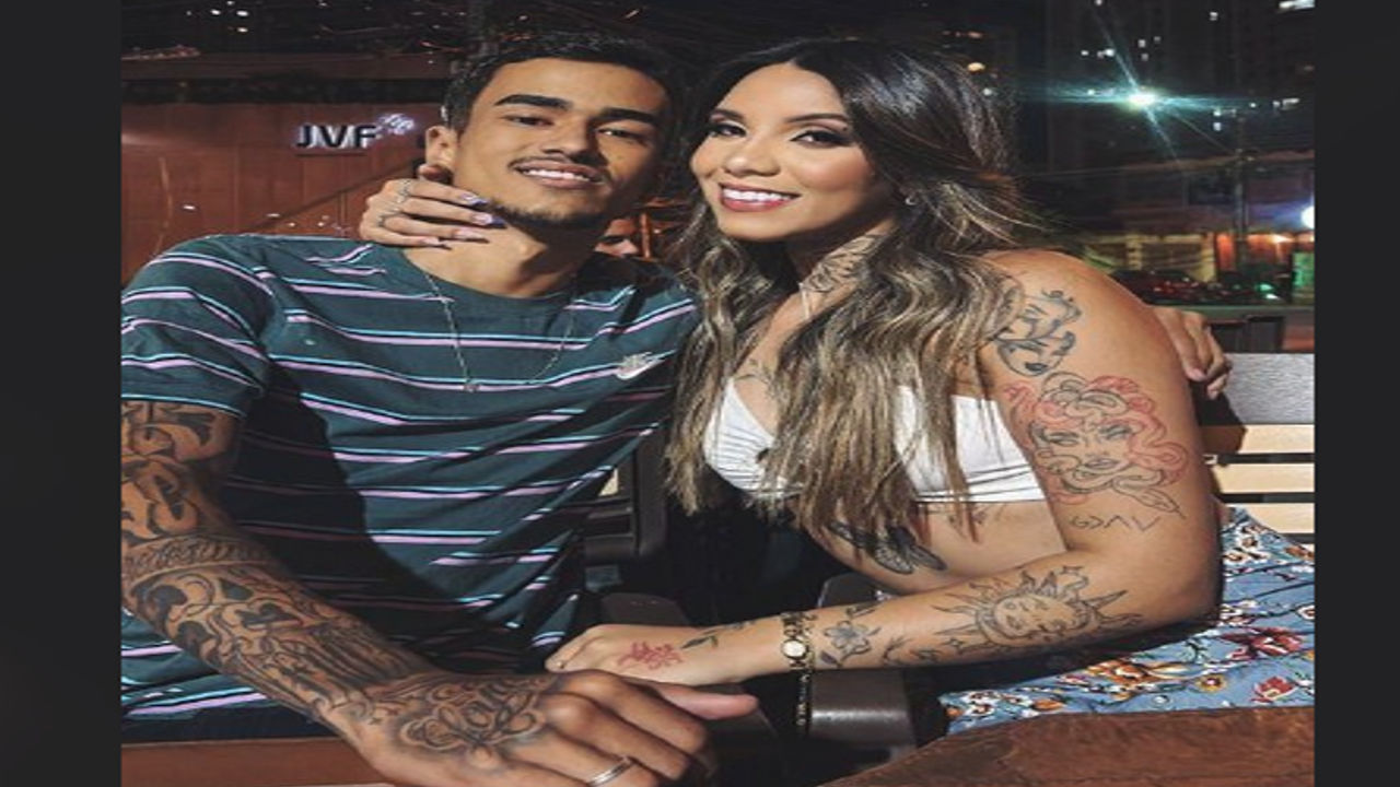 Namorada com tatuagem de borboleta mamando e sentando