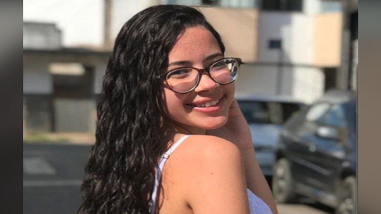 Novinha cacheada mostrando os peitões