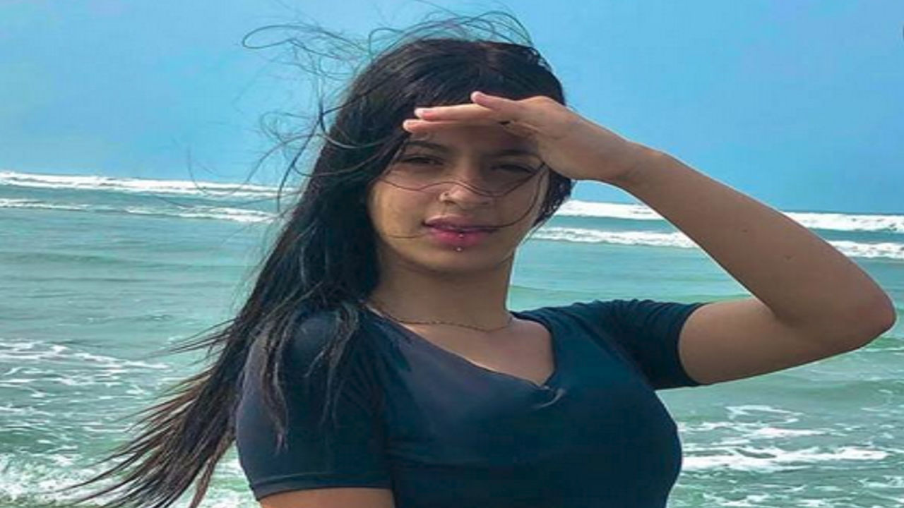 Rabuda gostosa fazendo amor com dois