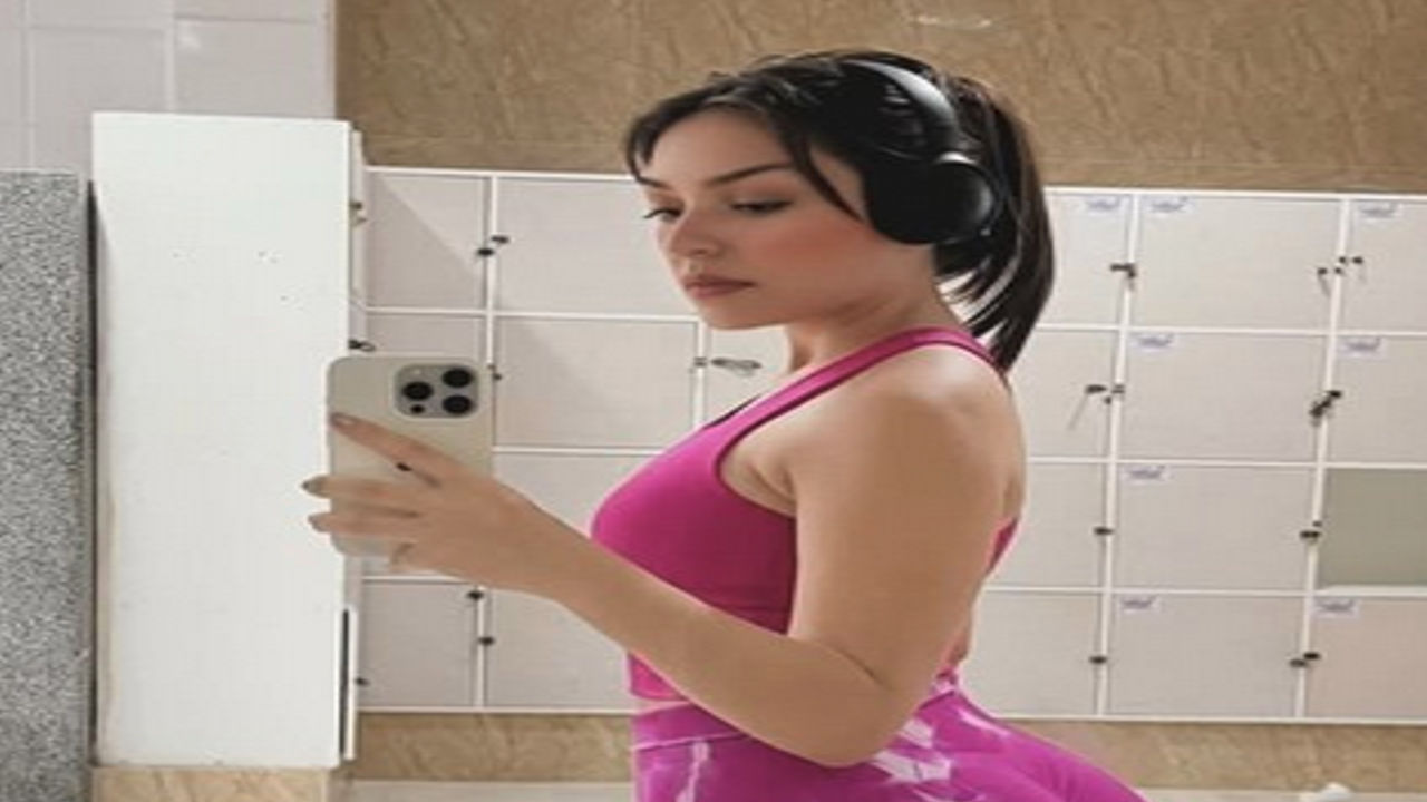 Gostosa da academia trepando com vontade