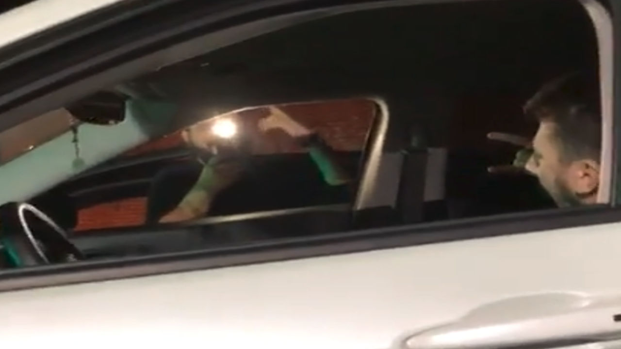 Flagrou boquete no carro em frente a catedral