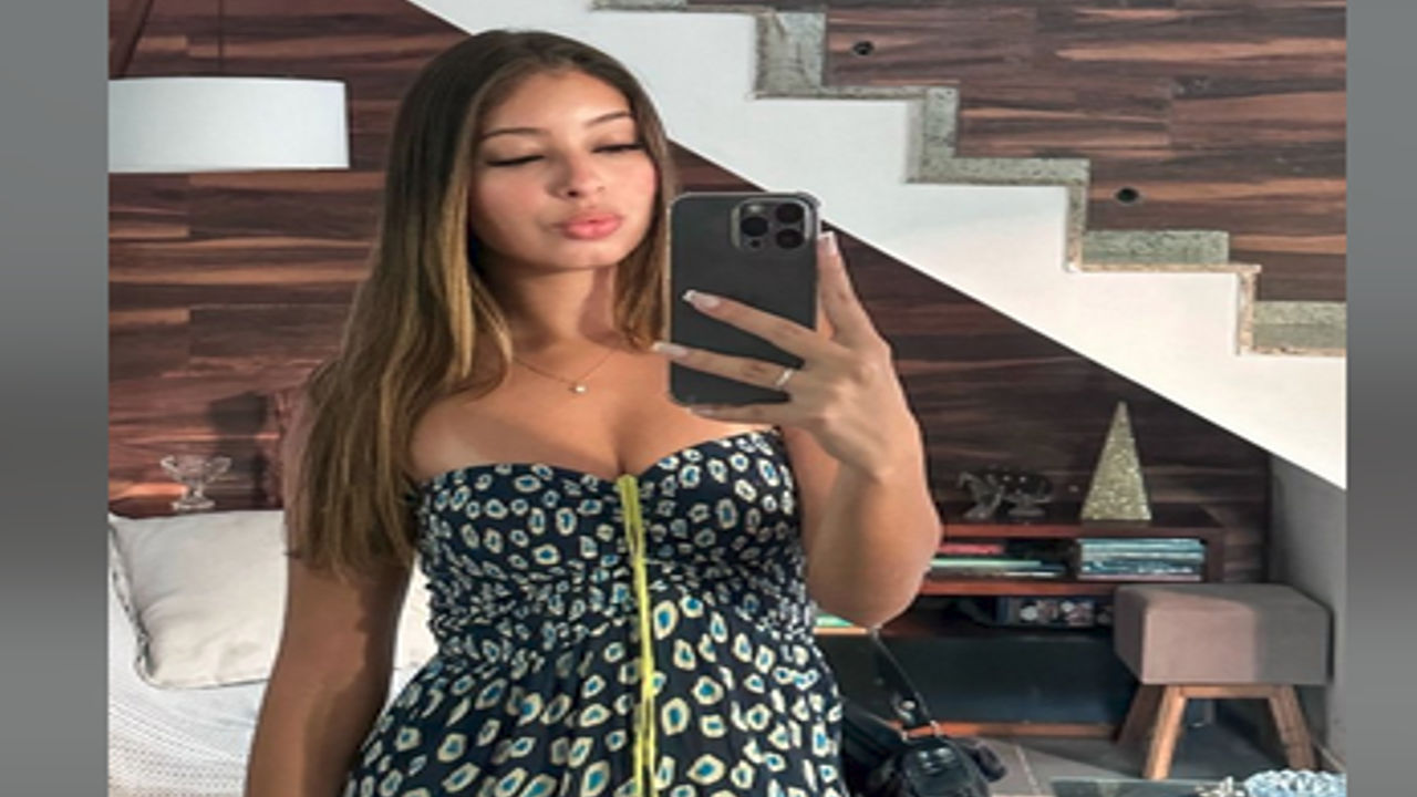 Branca gostosa mamando depois da escola