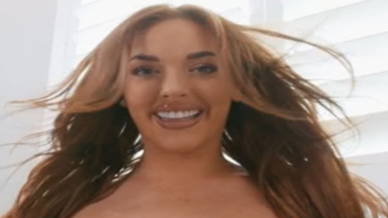 Brazzers – Alanna Pow – Entrega de Rola na Banheira