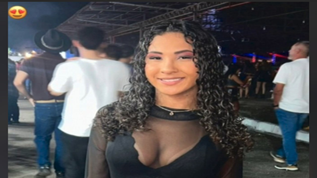 Cacheada muito gata rebolando no quarto