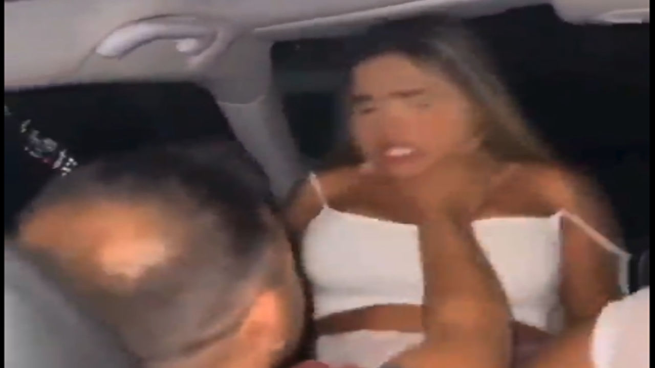 Loira delicia liberando no carro e levando tapa