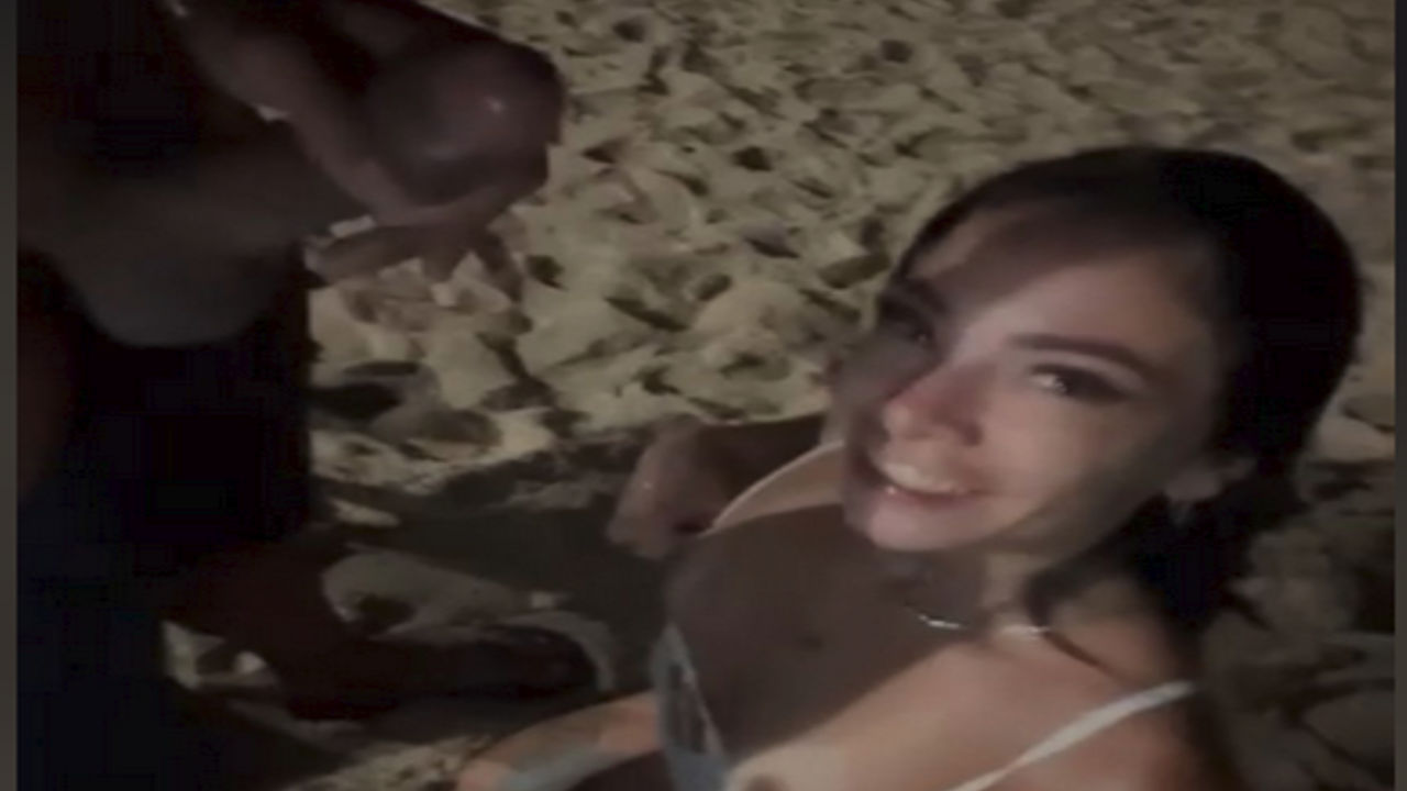 Sortudo sendo mamado na praia