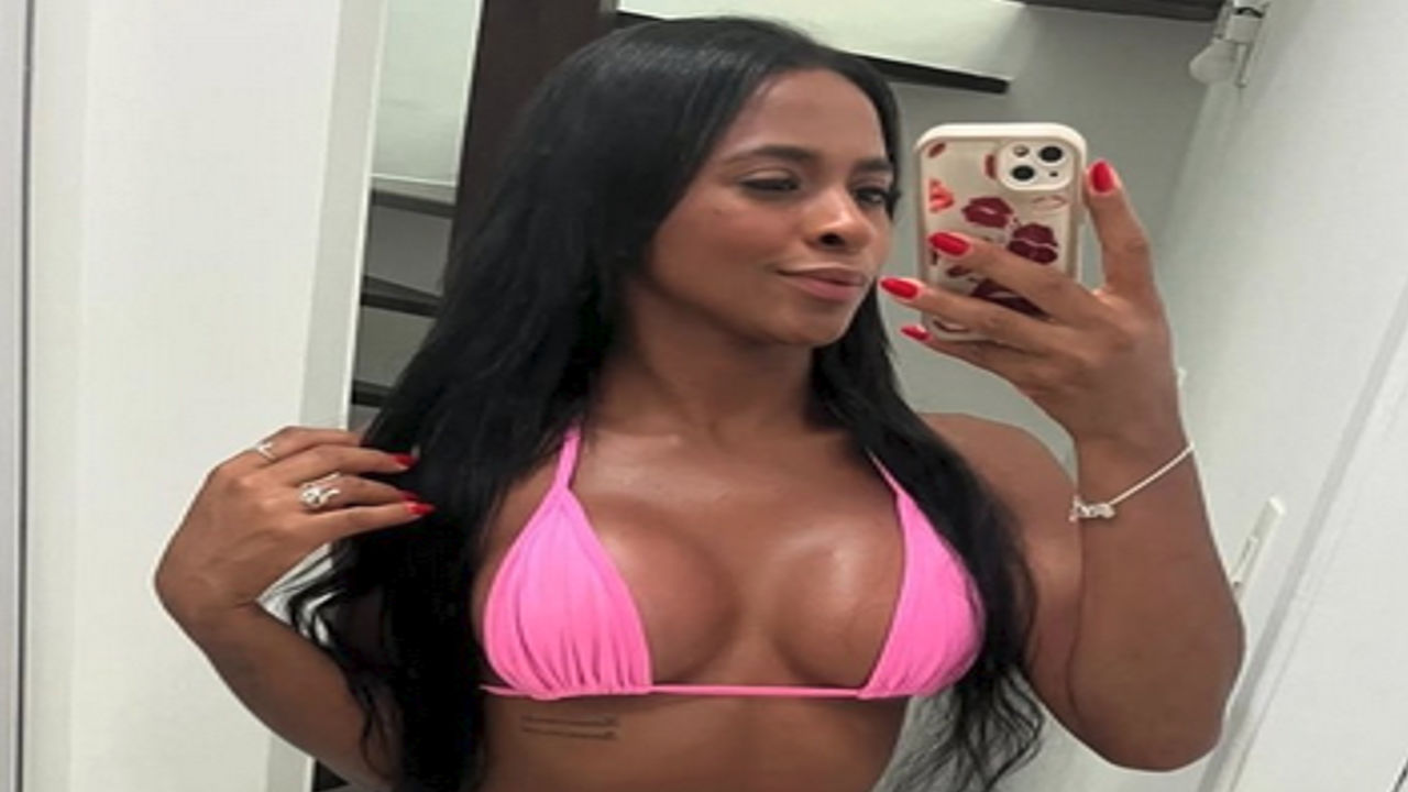 Mulata dando o cuzinho apertado