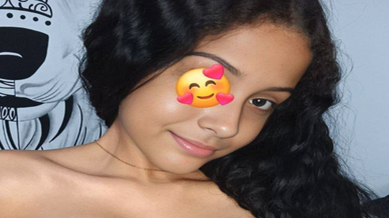 Novinha safada que fode demais com os amigos