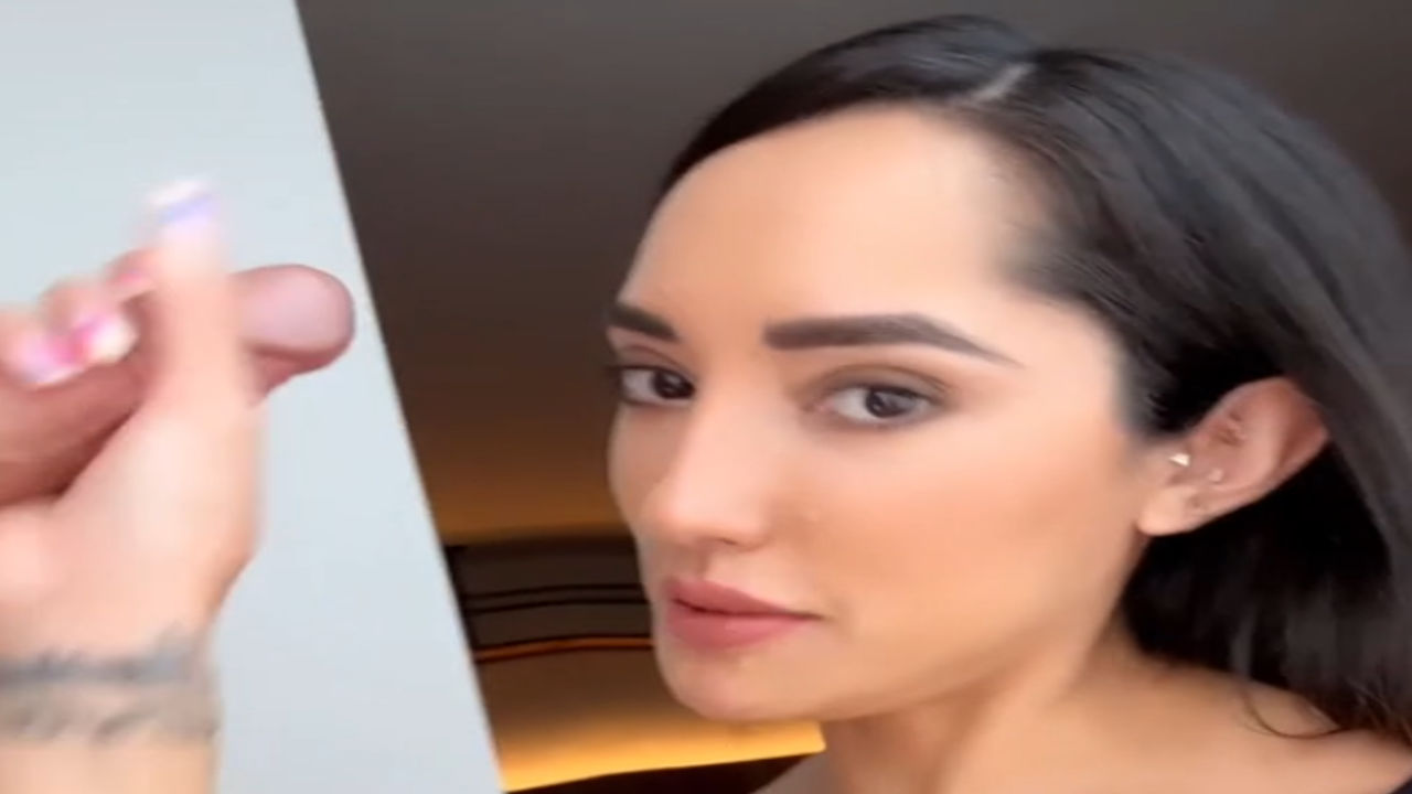 OnlyFans – Chloe Amour – De Lingerie Preta Fazendo Tudo na Sua Frente