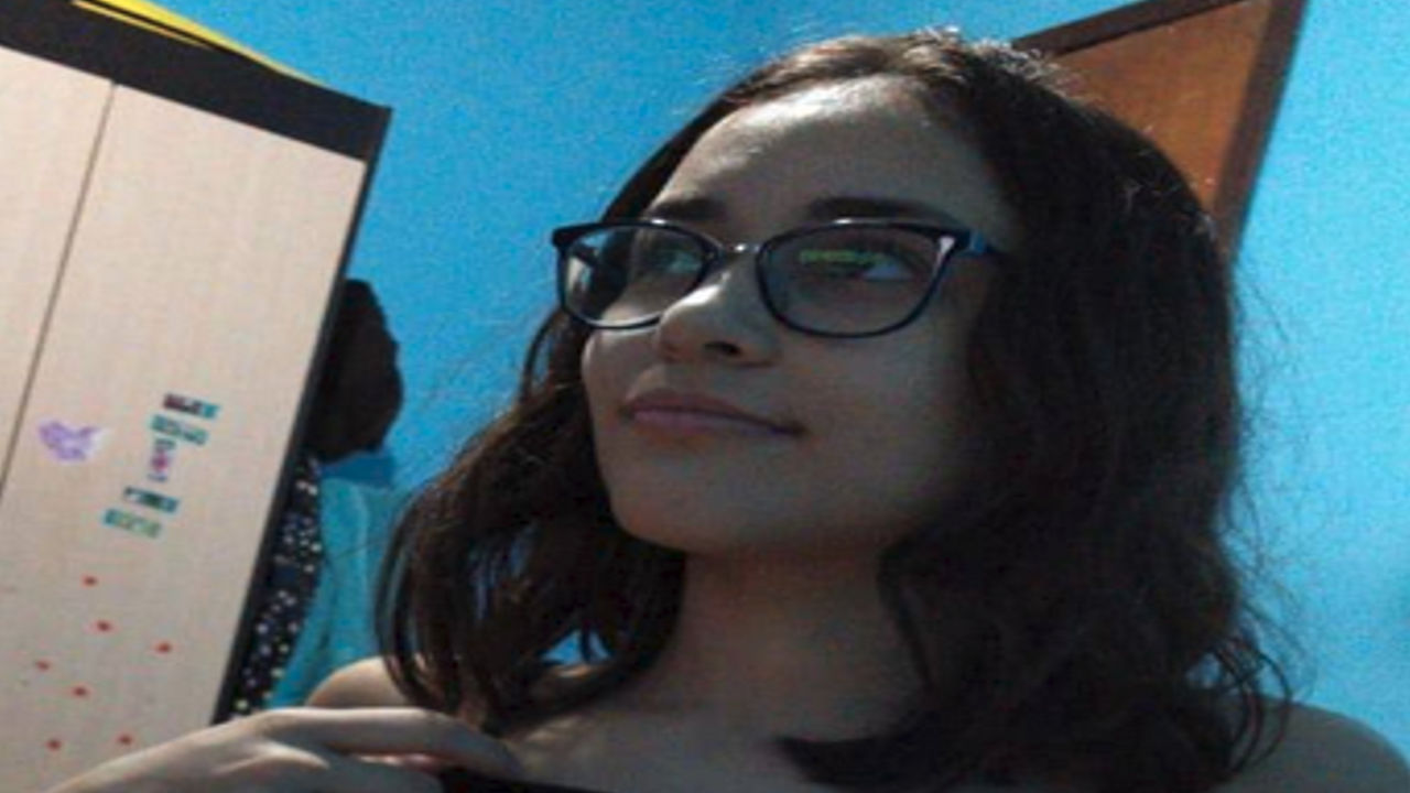 Peituda nerd trepando muito