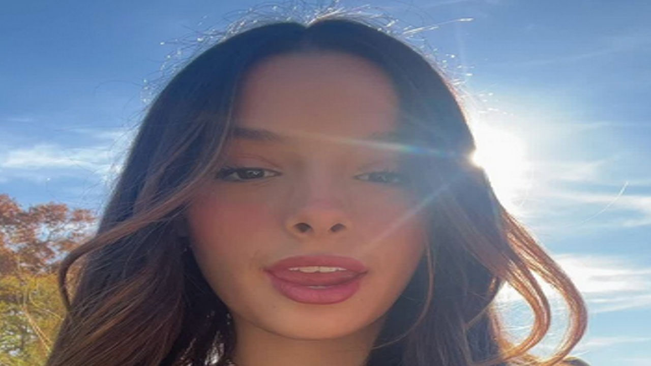 Safada do tiktok enfiando pepino na buceta