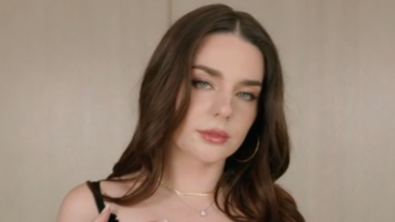 TushyRaw – Maddie Wren – Branca de Olhos Azuis Levando Tudo no Rabo