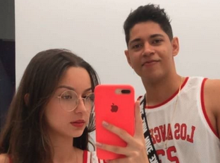 Bucetuda linda tomando dedada