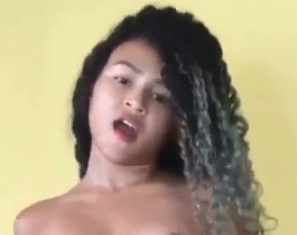 Cacheada loira dando a buceta