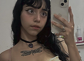 Gótica tarada dando o cuzinho