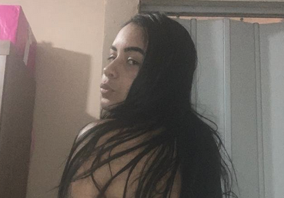 Greluda safada fazendo anal