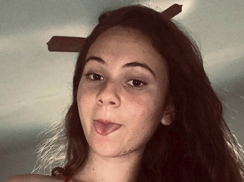 Magrinha cacheada gravou com o namorado