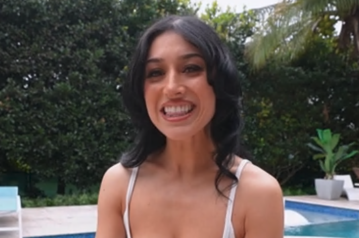 MonstersOfCock – Alexa Chains – Destruída pelo BBC