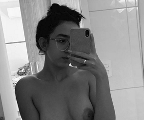 Nerd gostosa liberando para o namorado