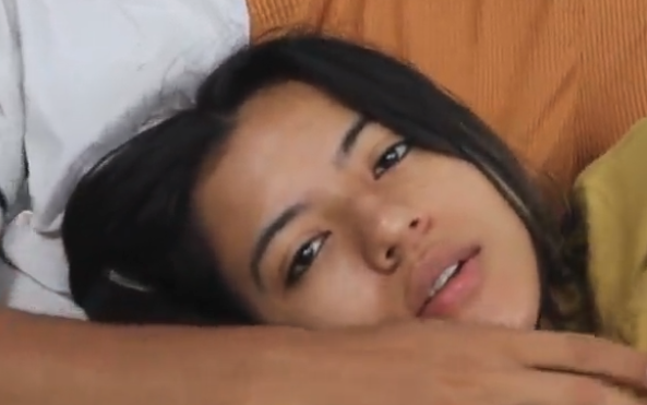 Novinha pagou boquete e levou gozada na boca