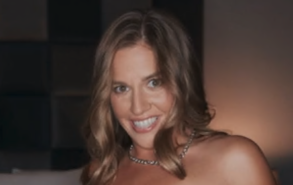 TushyRaw – Eveline Dellai – Loira rabuda tem o rabo cavalgado sem dó