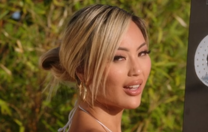 Tushy – Kazumi – Universitária de Rabo Perfeito Pira no Anal