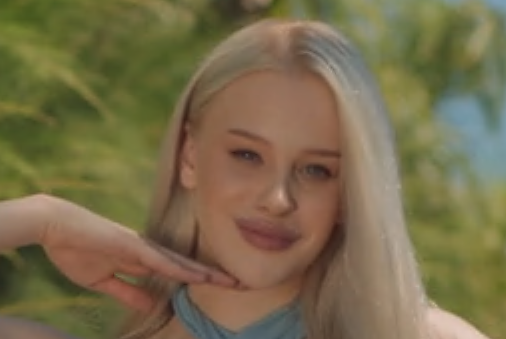 Vixen – Avrora Meey – Loira de Olhos Azuis Sedenta pelo Colega de Trabalho