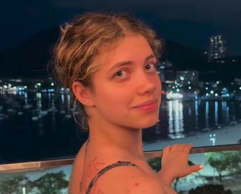 Branquinha cacheada se tocando