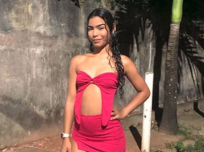 Novinha tocando siririca