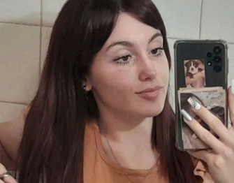 Branquinha tarada fazendo anal