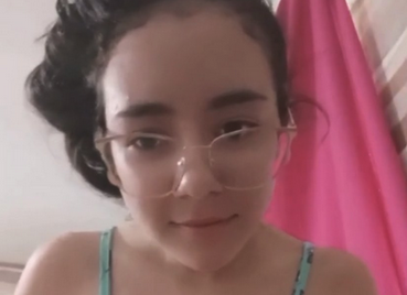 Novinha gostosa dançando e siriricando na live