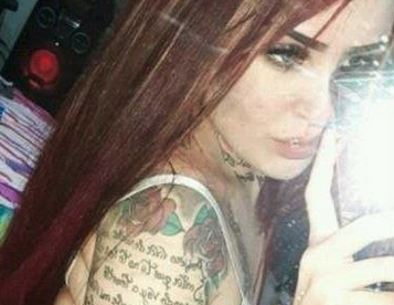 Ruiva tatuada dando o cu