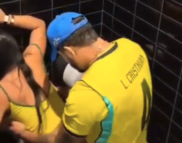 Flagra no banheiro do bar