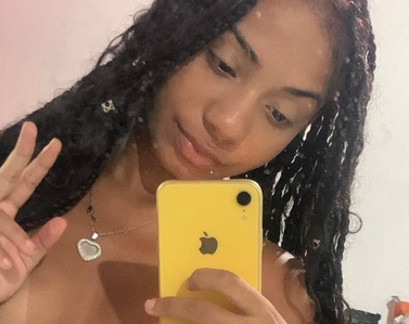 Novinha tatuada dando a buceta