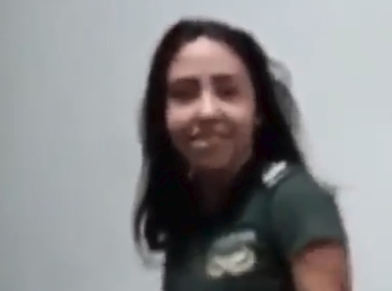 Professor varou a aluna em sala de aula