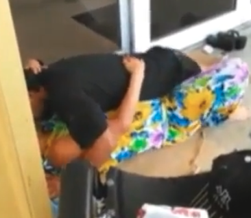 Flagrou sexo na calçada do shopping