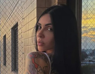 Tatuada se exibindo