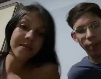 Se esfregou no amigo na live