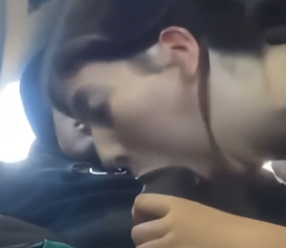 Lésbica aliviando o amigo no carro